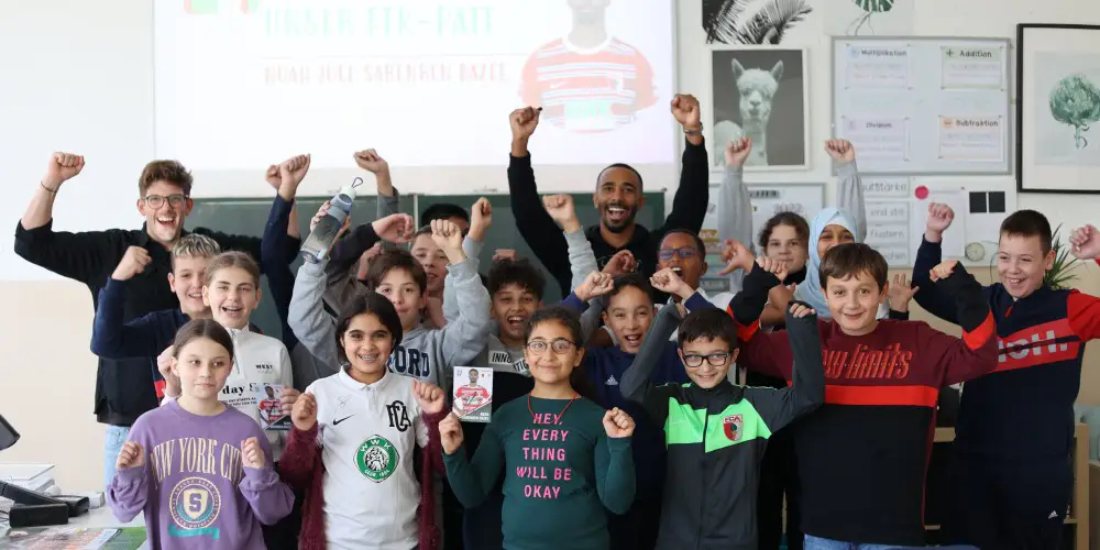 Noah Sarenren Bazee besucht die Kinder der Bärenkellerschule